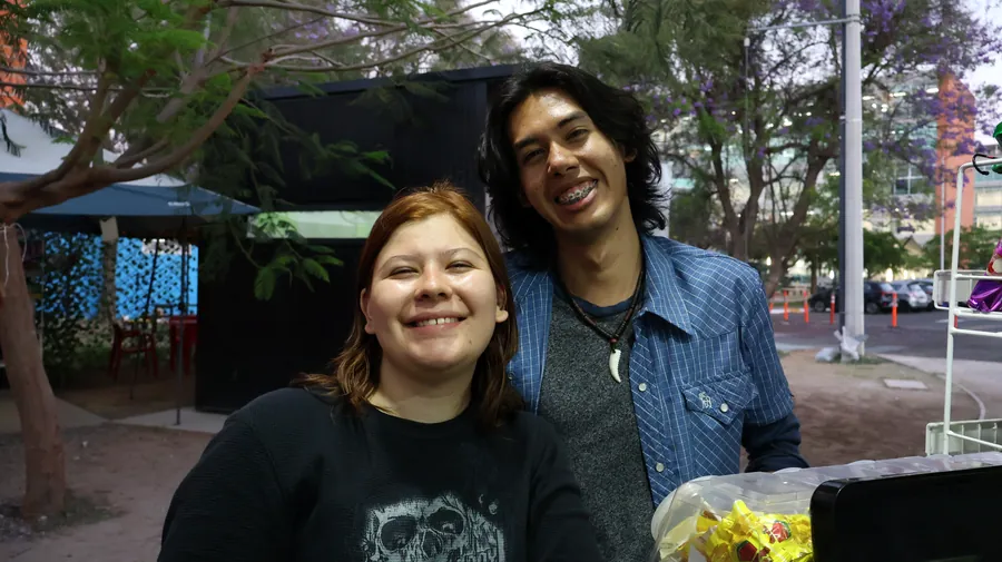 Pareja joven bajo jacarandas
