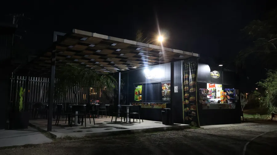 El local de noche, con las luces encendidas y las mesas vacías