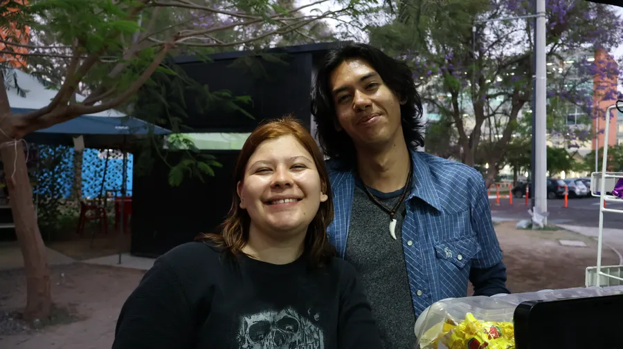 Pareja joven bajo las jacarandas