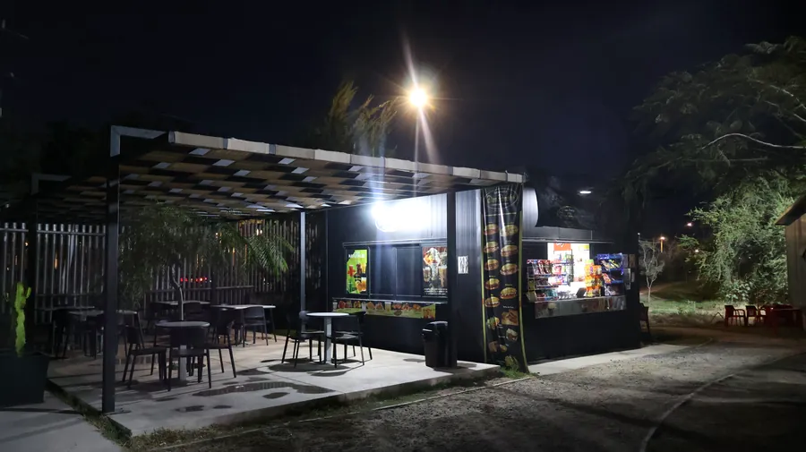 Mesas del local en la noche