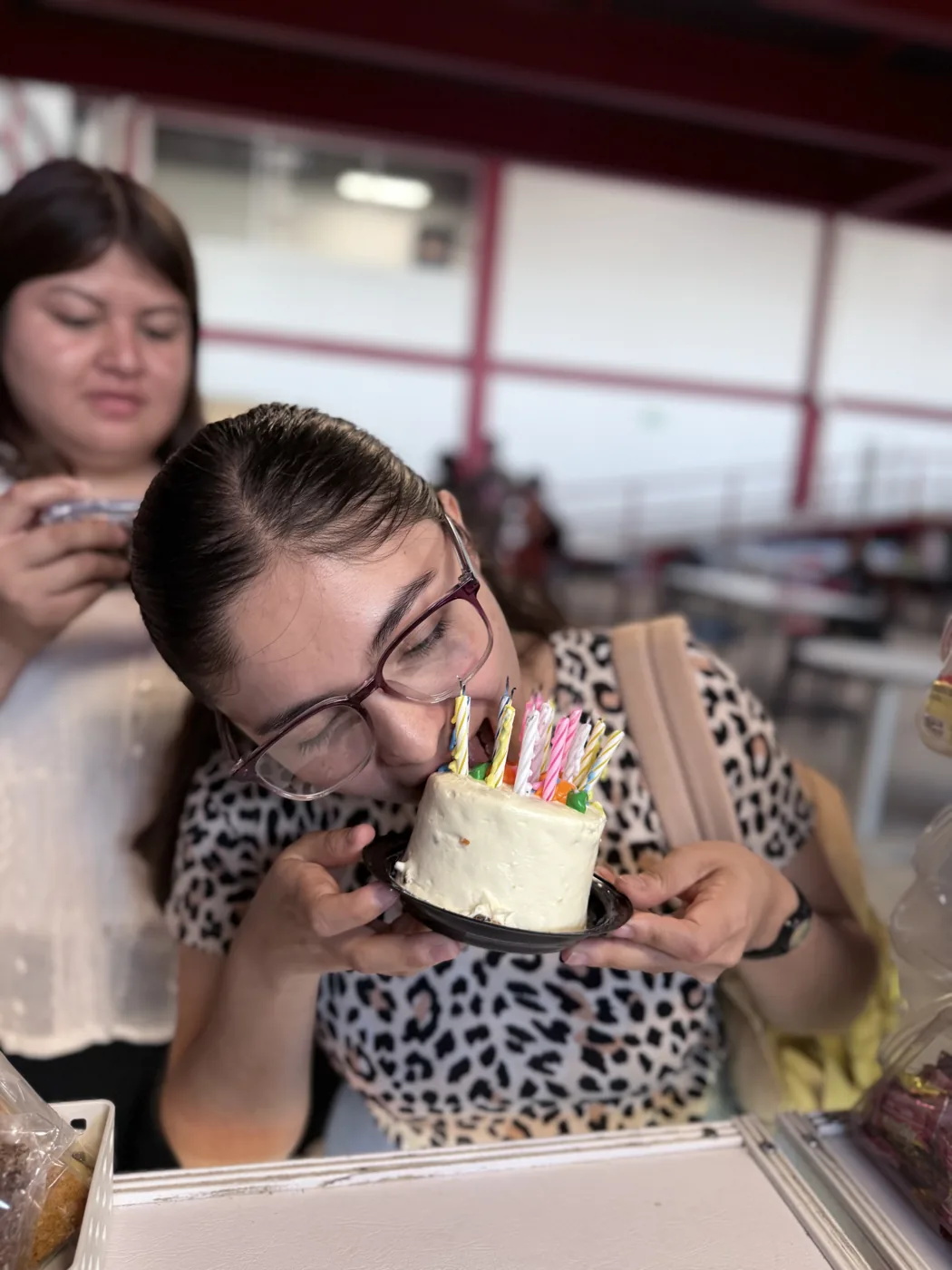 Cumpleaños mordiendo pastel