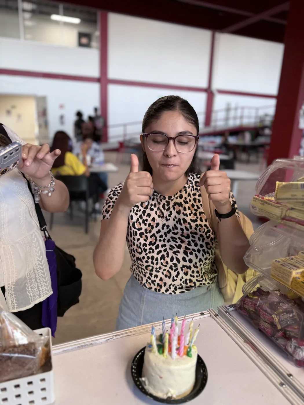 Cumpleaños con pulgares arriba